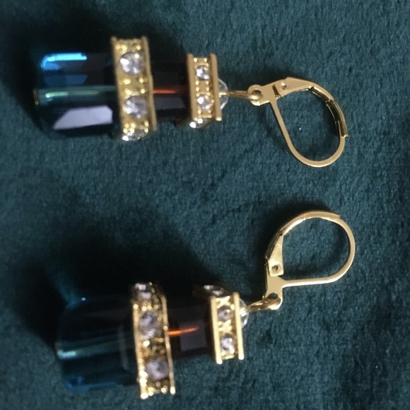 Pretty Earring - Picture 2 of 3